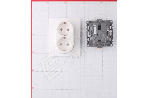 Розетка с рамкой Legrand Etika 672223 двойная скрытая установка белая с заземлением Розетка с рамкой Legrand Etika 672223 двойная скрытая установка белая с заземлением